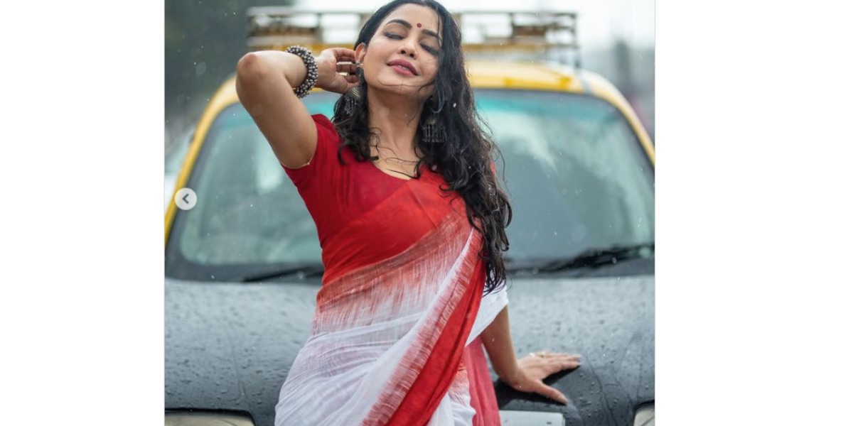 साड़ी पहन बारिश में कहर ढ़ाती नजर आईं भाभी जी, कातिल अदाएं देखकर फैंस बोले - 'वाह अंगरी भाभी...... 2 Shubhangi Atre