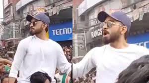 बांग्लादेश में उपद्रव मचाते हुए नजर आए विराट कोहली, प्रदर्शनकारियों के साथ जमकर काटा बवाल, वायरल हुआ Video 3 Virat Kohli