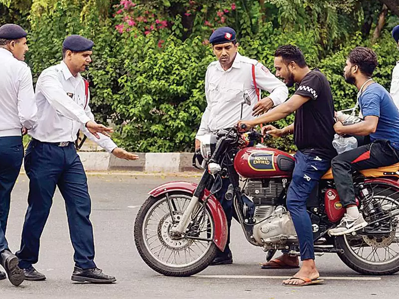 Bike-Ride-Rule-Do Not Wear Slippers While Driving A Bike Or Scooter, Otherwise You Will Be Fined This Much