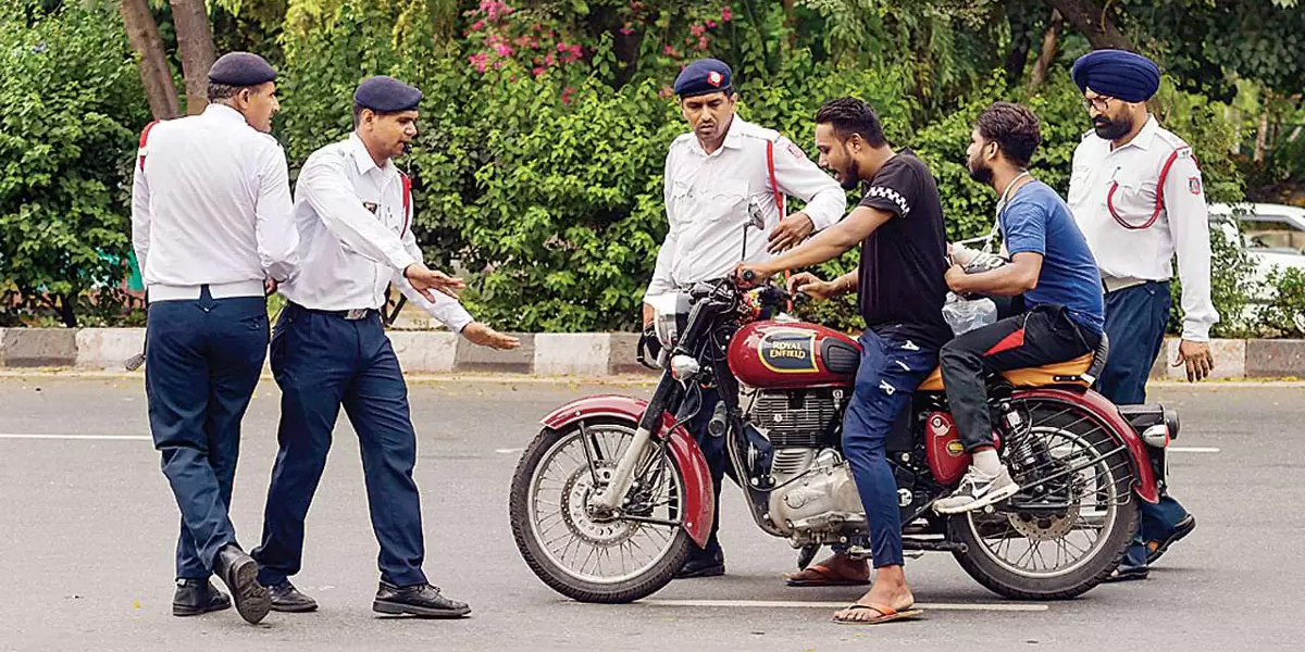 Bike-Ride-Rule-Do Not Wear Slippers While Driving A Bike Or Scooter, Otherwise You Will Be Fined This Much