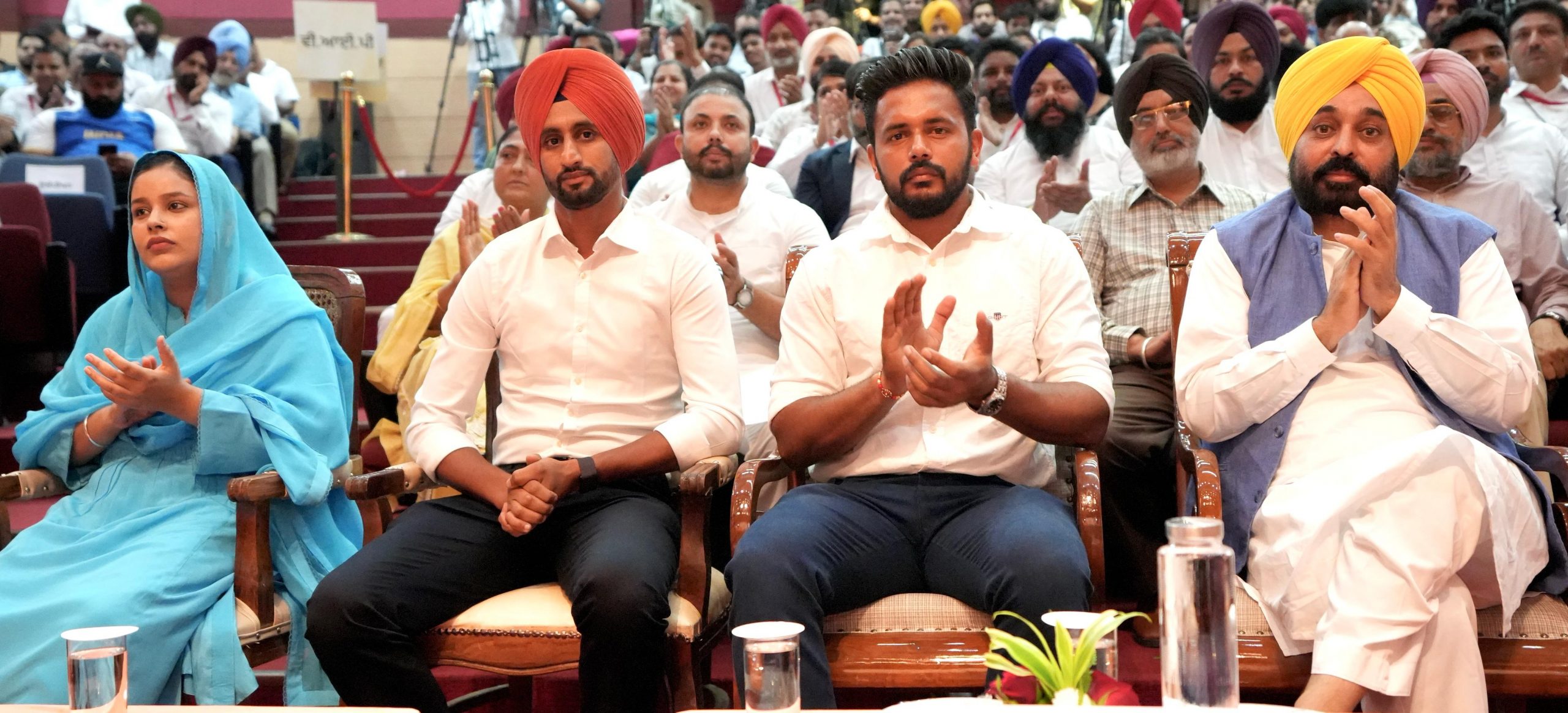 हॉकी खिलाड़ियों की हुई बल्ले-बल्ले, पंजाब सरकार ने हर एक खिलाड़ी को दिए करोड़ों, रकम जान उड़ जाएँगे होश 4 Indian Hockey Team