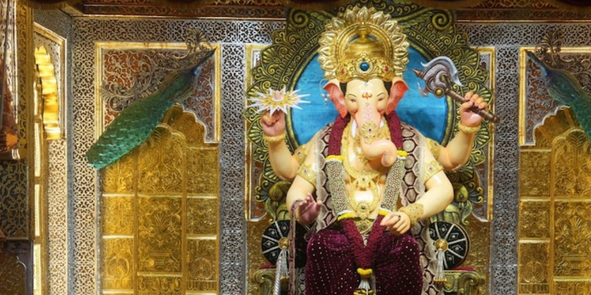 लालबाग के राजा को करोड़ों का दान चढ़ाते है अनंत अंबानी, इस साल की भेंट सुन उड़ जाएंगे आपके होश