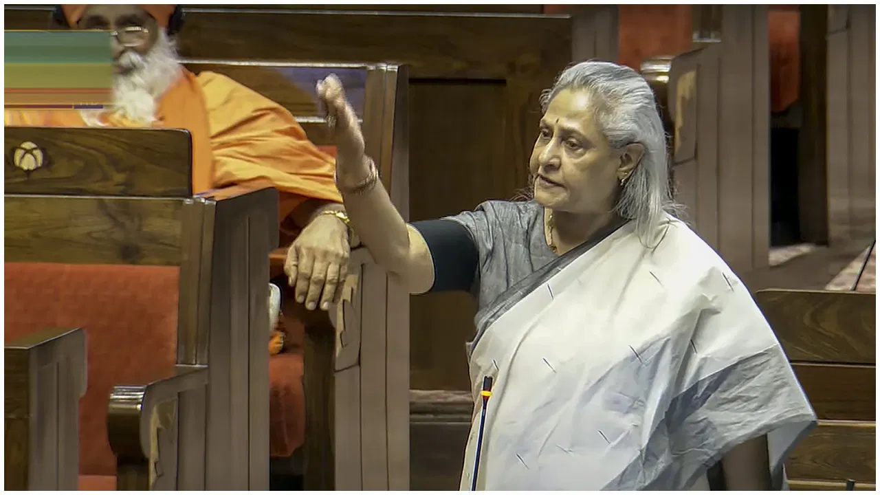 संसद में जया अमिताभ बच्चन बुलाने पर भड़की जया को कंगना रनौत ने दिया मुंहतोड़ जवाब, बोलीं - उन्हें पैनिक अटैक आते हैं..... 2 Jaya Bachchan