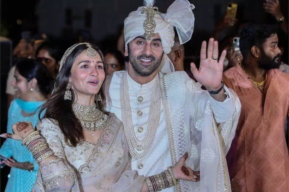 आलिया भट्ट का पीछा कर रहे थे पैपराजी, गुस्से से आग बबूला हुई एक्ट्रेस ने जमकर लगाई लताड़, वायरल Video 4 Alia Bhatt-Ranbir Kapoor