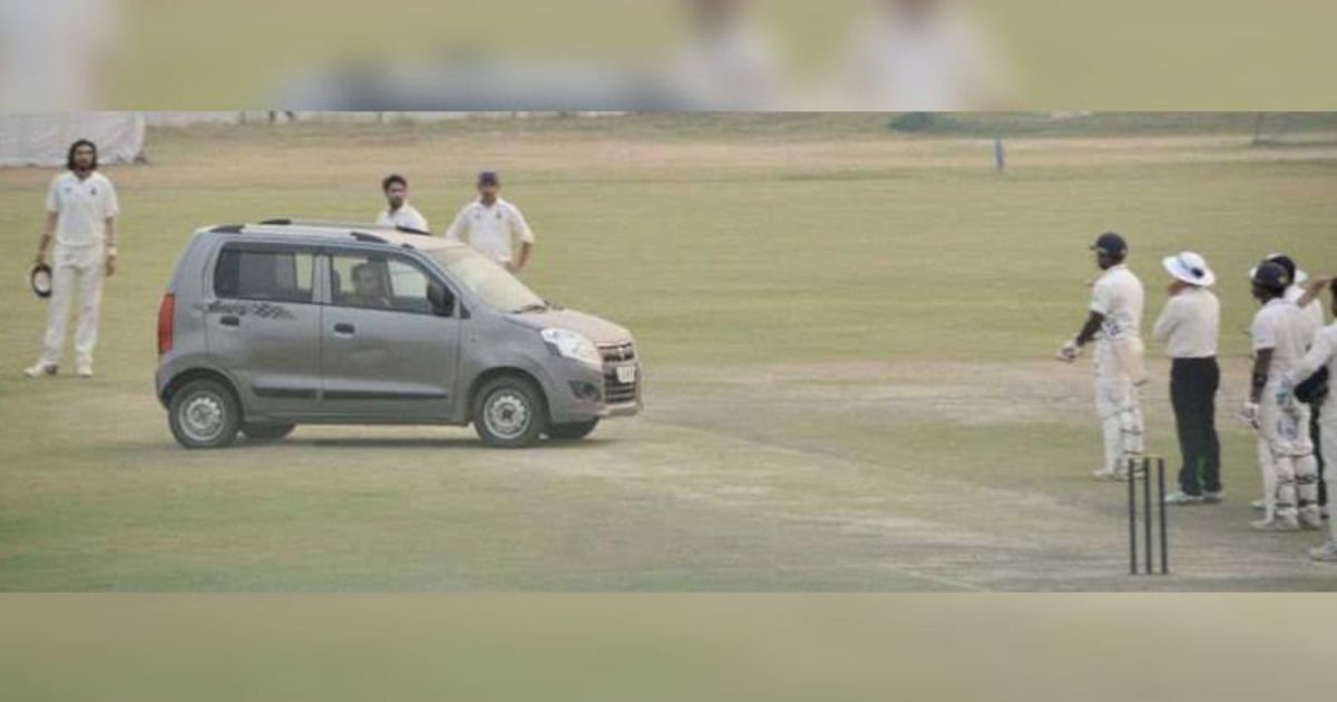 लाइव मैच के दौरान मैदान में घुसी कार, देखते रह गए ऋषभ पंत, रोकना पड़ा मैच, जानिए क्या है पूरा मामला? 2 Pitch On Car