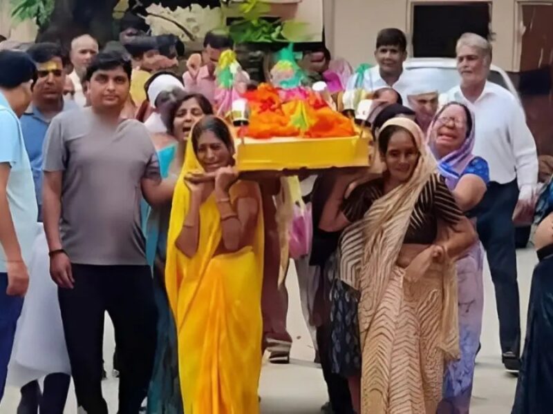 Farewell-To-Father-11-Sisters-Unite-To-Carry-The-Bier-Grief-Envelops-The-Village-Jaipur