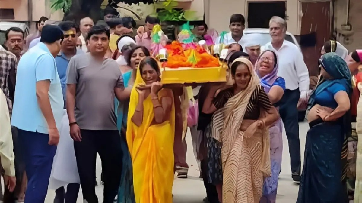 Farewell-To-Father-11-Sisters-Unite-To-Carry-The-Bier-Grief-Envelops-The-Village-Jaipur