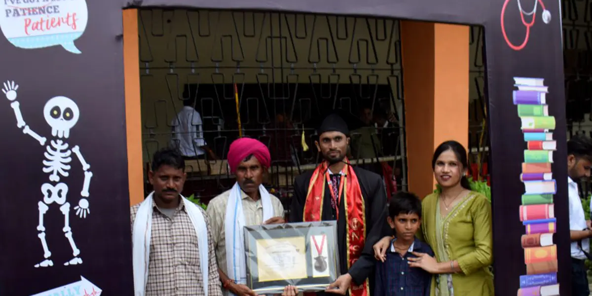 किसान के बेटे ने पूरी की Mbbs डिग्री, डॉक्टर बन पिता का सीना किया चौड़ा, अब लोगों को बना रहा है निरोगी 2 Sanjay Chauhan