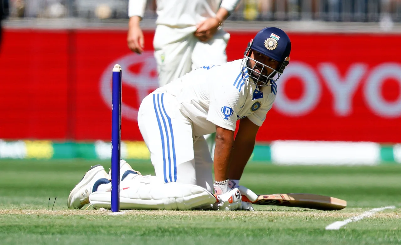 टीम इंडिया का दूसरा एबी डी विलियर्स हैं ये खिलाड़ी, एक ओवर में लगा देता रनों का अंबार 4 Rishabh Pant