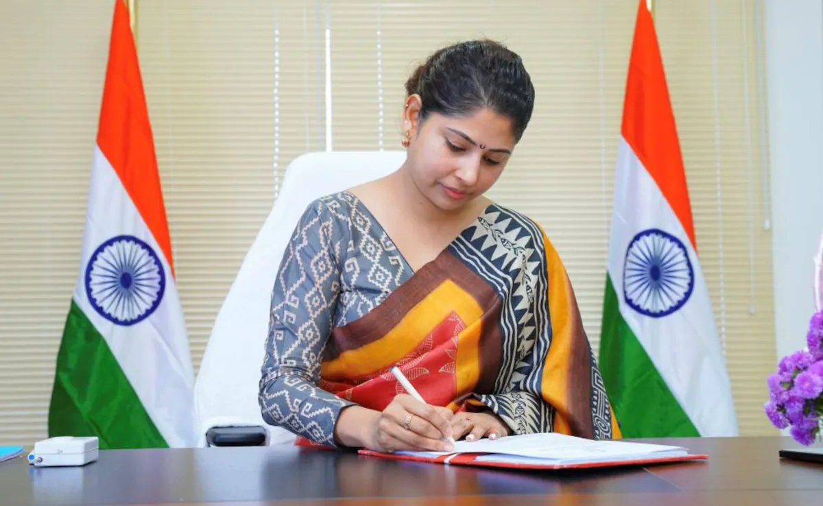 Lady Ias Officer