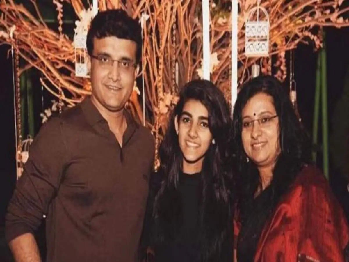 अनुष्का शर्मा से भी ज़्यादा खूबसूरत हैं सौरव गांगुली की बेटी, हॉटनेस में नोरा को भी देती है मात, वायरल हुई तस्वीरें 3 Sana Ganguly