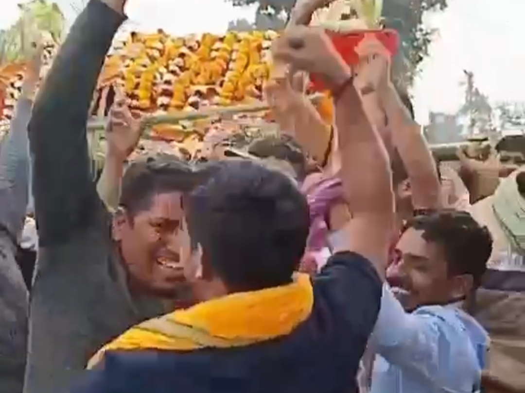 नदिया देवी की मौत पर झूम उठा पूरा गांव, डीजे और अश्लील भोजपुरी गानों के साथ निकाली शव यात्रा 3 नदिया देवी की मौत पर झूम उठा पूरा गांव, डीजे और अश्लील भोजपुरी गानों के साथ निकाली शव यात्रा