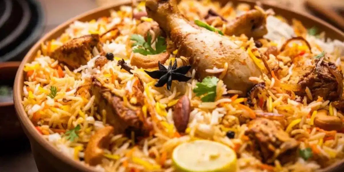 होटल में बिरयानी खान मुस्लिम महिला को पड़ा महंगा, 8 लाख रूपये की लगी चपत 2 Chicken Biryani