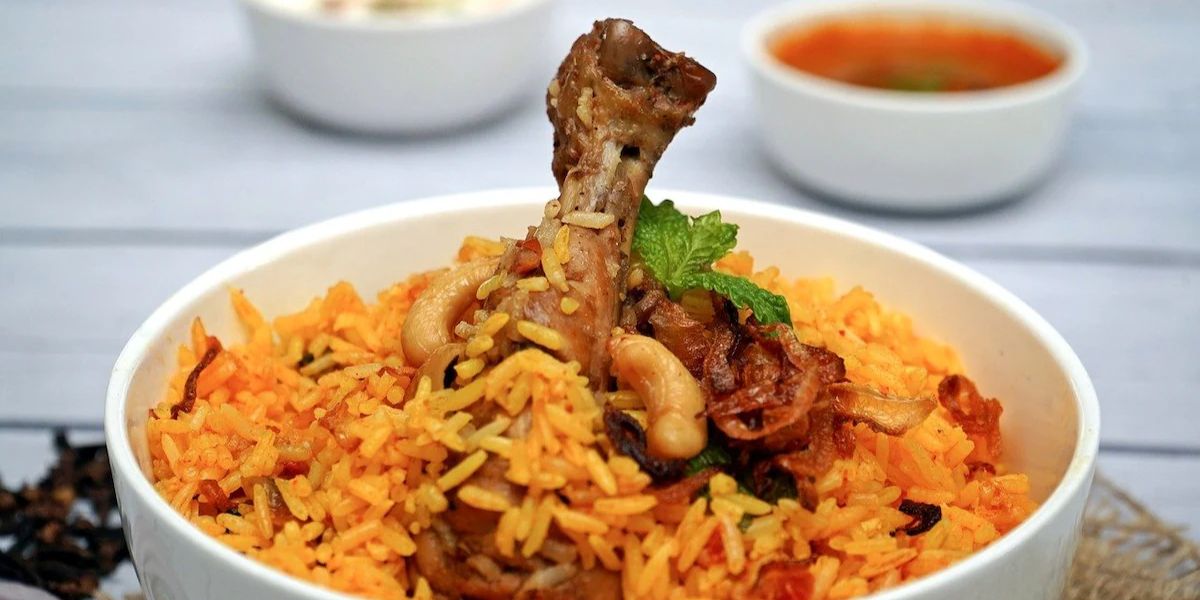 होटल में बिरयानी खान मुस्लिम महिला को पड़ा महंगा, 8 लाख रूपये की लगी चपत 3 Chicken Biryani