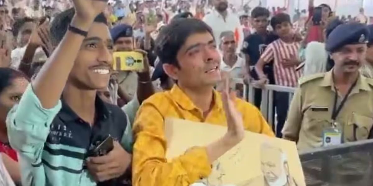 पीएम मोदी को देखकर फूट-फूटकर रोने लगा लड़का, हाथों में स्कैच लेकर किया ये काम, वायरल हुआ Video 2 Pm Modi Video Viral