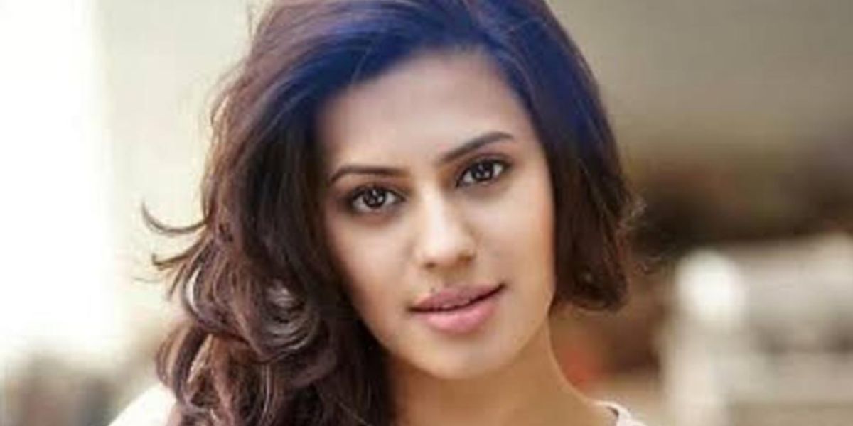 15 किलो सोने के साथ एयरपोर्ट पर रंगे-हाथ पकड़ी गई फेमस एक्ट्रेस, इंडस्ट्री में मचा बवाल 2 Actress Ranya Rao
