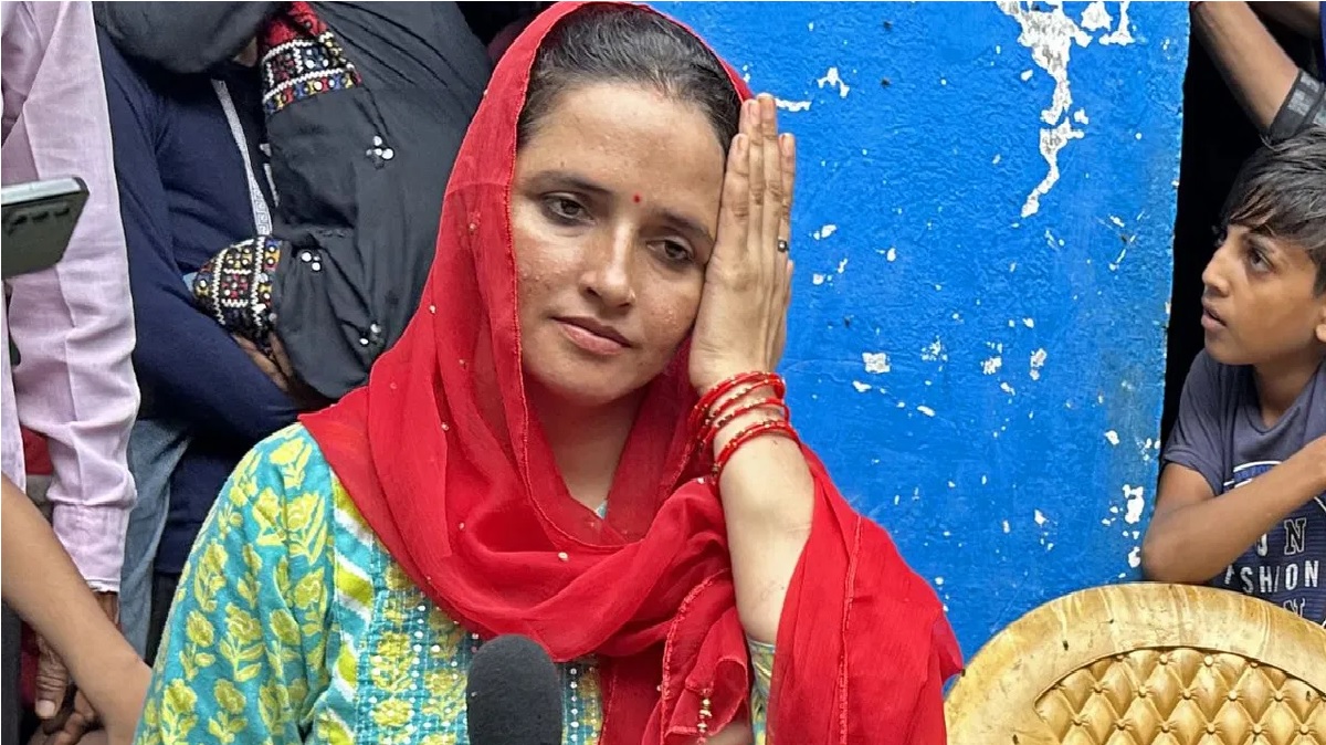 पाकिस्तान आर्मी में कैप्टन हैं सीमा हैदर? पूरी तैयारी के साथ 4 बच्चों के साथ आई भारत? सामने आई सच्चाई 4 Seema Haider