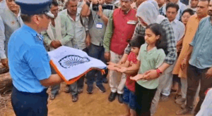 'मैं अपने पापा..' शहीद सुरेंद्र कुमार की बेटी के नहीं रूक रहे आंसू, वर्दी पहन Pak से बदला लेने की खाई कसम 2 11 Year Old Daughter Is In A Bad State Due To Constant Crying