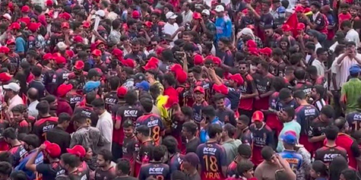 अहमदाबाद में आई Rcb फैंस की बाढ़, मैच शुरू होने से पहले ही हाउस फुल हुआ दुनिया का सबसे बड़ा क्रिकेट स्टेडियम 2 Rcb Fans