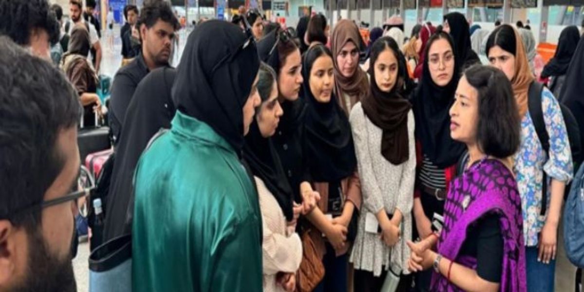 'ईरान में हर तरफ तबाही थी...' ऑपरेशन सिंधु से लौटे 290 भारतीयों ने कांपते लफ्ज़ों में बयां किया मंजर 2 Operation Sindhu