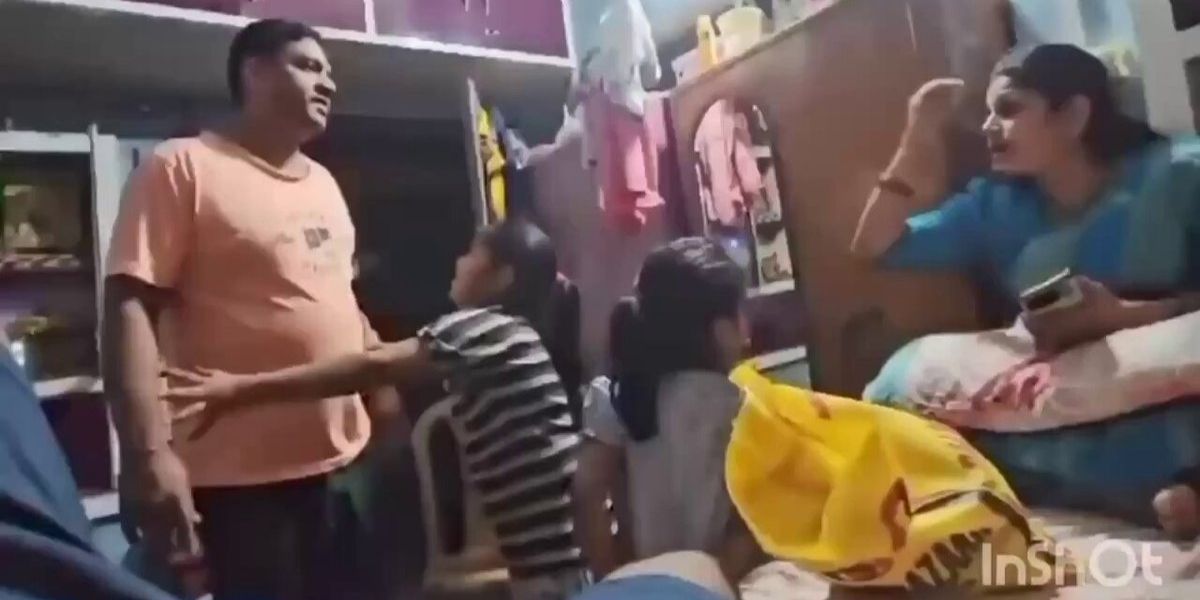 चीखती -चिल्लाती रहीं दोनों बेटियां, लेकिन बाप बना रहा जल्लाद, फिर मां की हो गई दर्दनाक मौत 2 Viral Video
