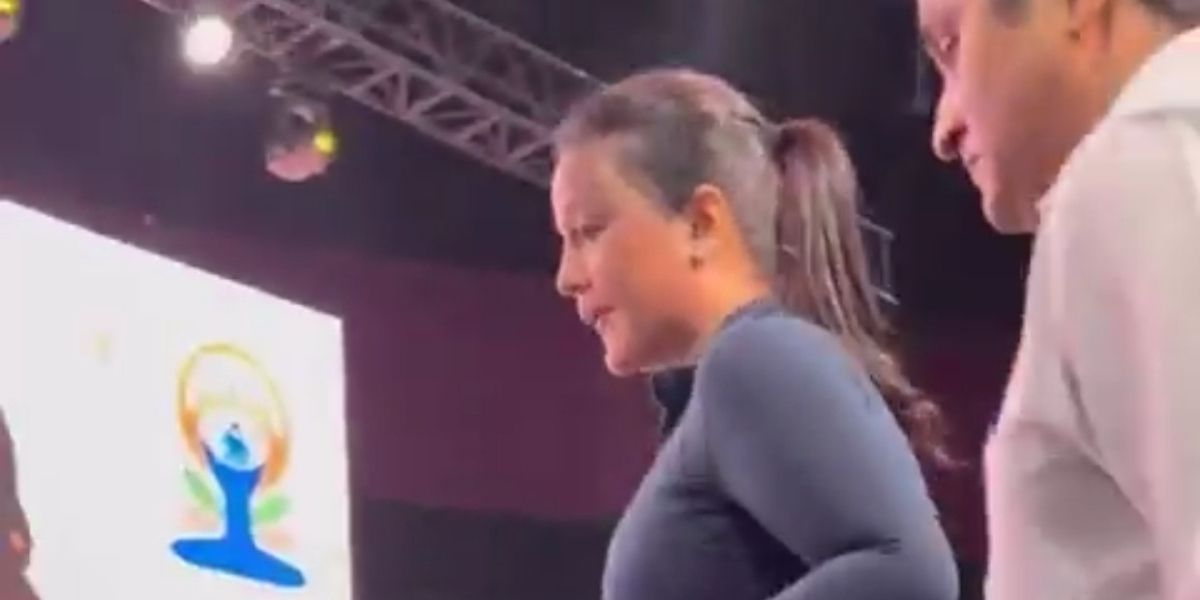 महाराष्ट्र के Cm देवेंद्र फडणवीस की पत्नी ने सोशल मीडिया पर मचाई सनसनी, वीडियो देख यूजर्स की भी उड़ी नींद 2 Cm Devendra Fadnavis