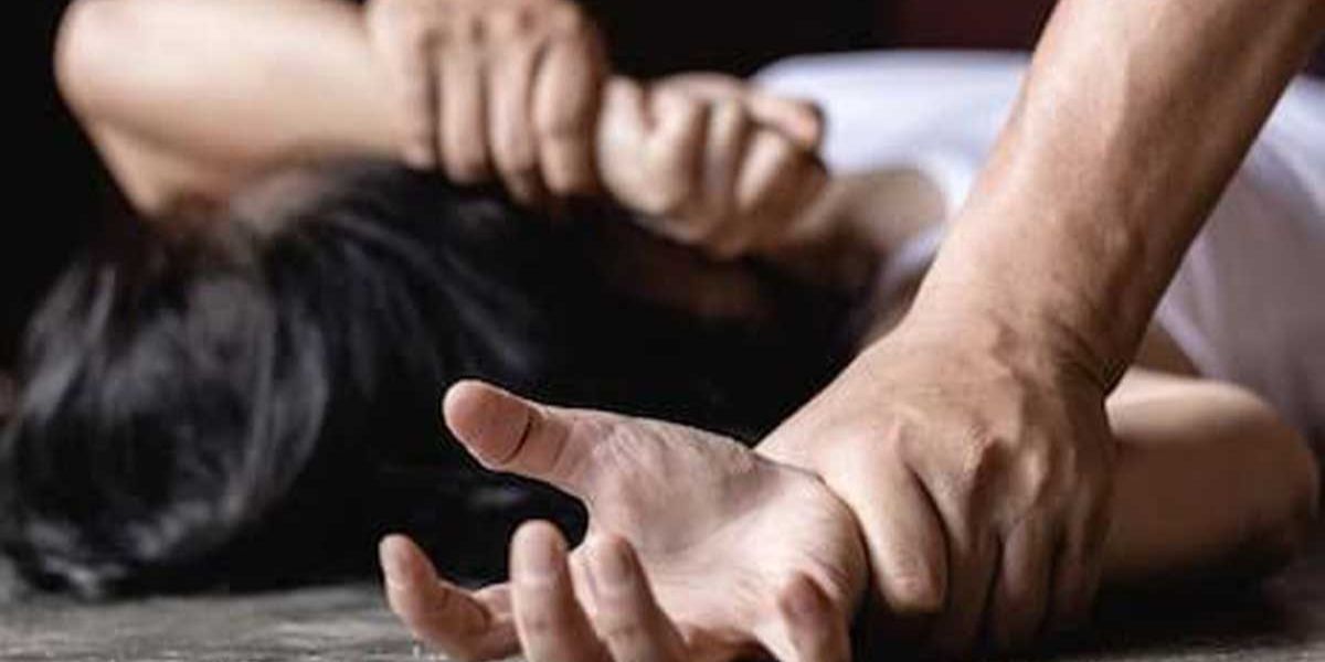 नाबालिक लड़की को 14 लोगों ने सालों तक बनाया अपनी हवस का शिकार, 8 महीने की प्रेग्नेंट होने के बाद खुली पोल 2 Minor Girl