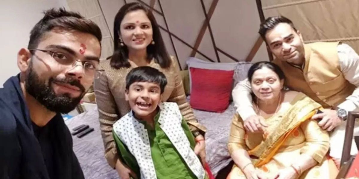 विराट कोहली अकेले स्टार नहीं, उनके घर में भी हैं कई टैलेंटेड चेहरे, जानिए फैमिली का पूरा प्रोफाइल 2 Virat Kohli
