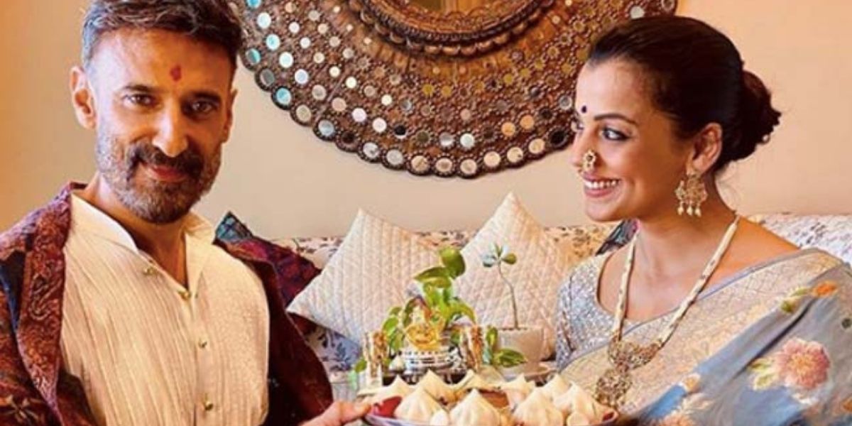 इस बूढ़े एक्टर संग 12 साल से लिव इन में रहती है यह एक्ट्रेस, शादी किए बिना ही मान चुकी है पति 2 Actress