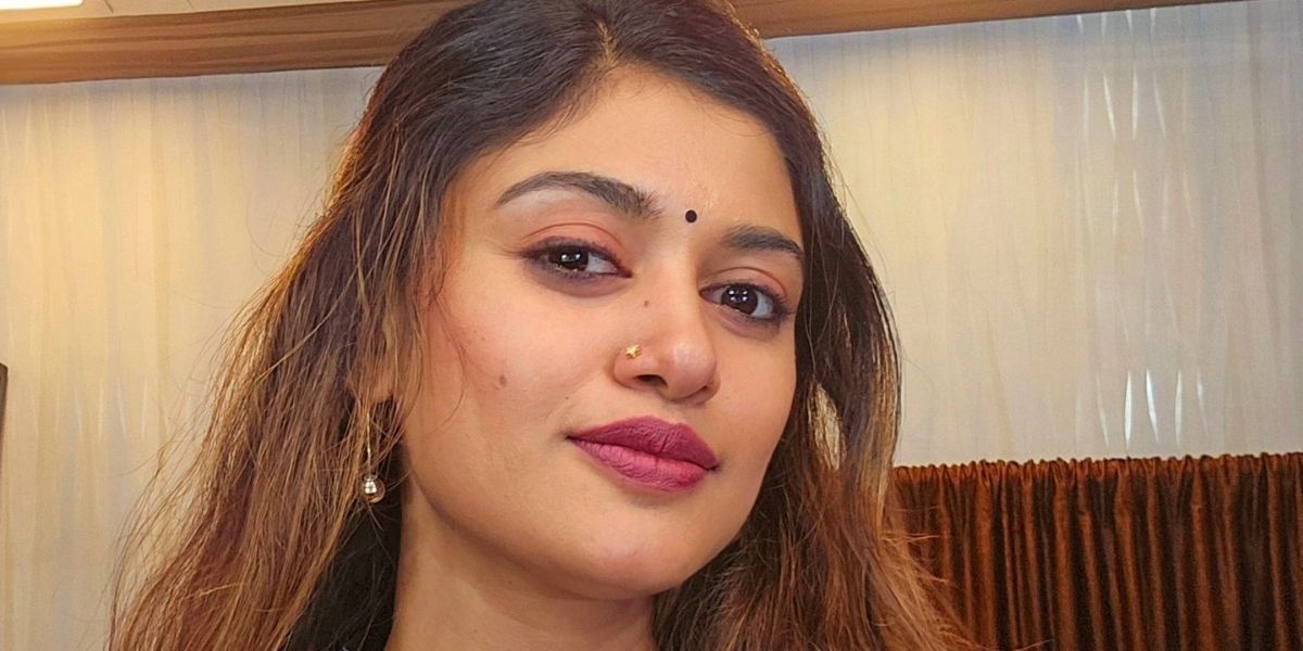 कौन हैं Oviya Helen और क्यों बनी चर्चा का विषय? जानिए निजी जिंदगी, करियर और विवादों से जुड़ी पूरी कहानी 2 Oviya Helen
