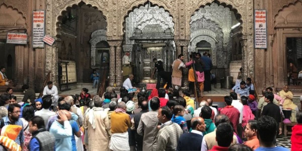 क्या भगवान के घर में भी महिलाएं सुरक्षित नहीं? बांके बिहारी मंदिर में लड़की के साथ अश्लील हरकत, वायरल हुआ Video 2 Banke Bihari Temple