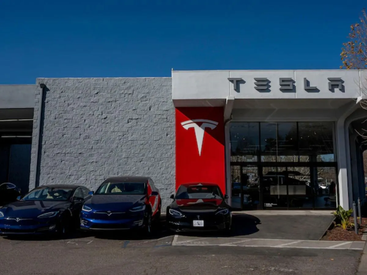 अब इंडिया में भी दौड़ेगी Tesla! मुंबई के Bkc में खुला पहला लग्ज़री शोरूम 5 Tesla